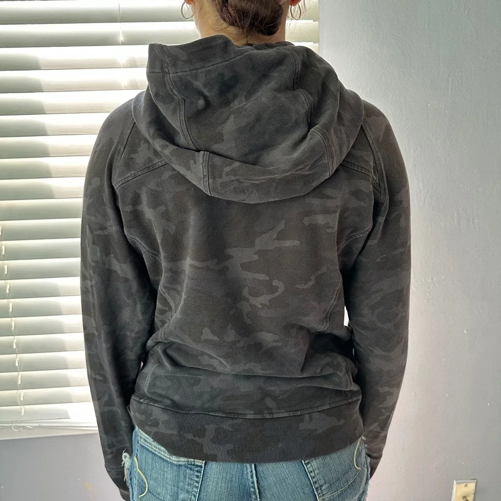 Lululemon Gray Camo Scuba Hoodie Size 8 pullover thumbhole sleeves